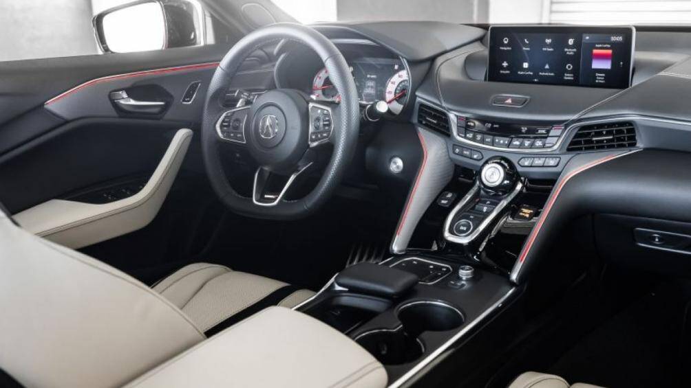 Kèm với đó là hệ thống âm thanh ELS Studio 17 loa, hệ thống giải trí với màn hình cảm ứng 10,2 inch và hệ thống Dynamics tích hợp