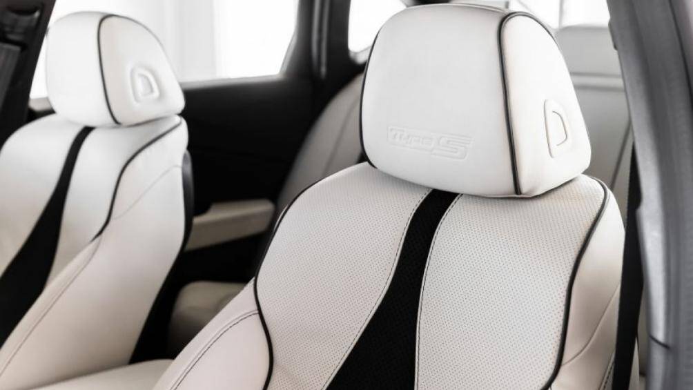 Bên trong nội thất, mẫu xe này sở hữu ghế bọc da Milano với một số phần trang trí da lộn, ghế trước chỉnh điện 16 hướng