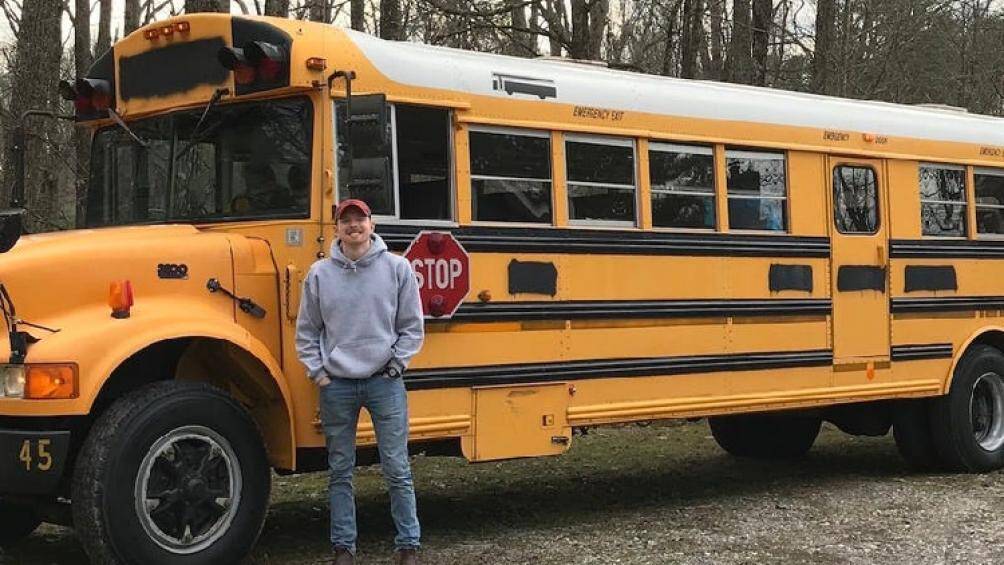 Một sinh viên kiến trúc người Mỹ có tên Caleb Brackney đã mua lại chiếc xe buýt cũ đời 1995 với giá 3.000 USD và cải tạo nó thành "căn nhà di động"