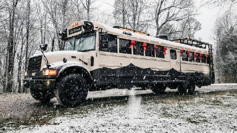 Phương tiện này sau đó đã được Brackney cải tạo thành một căn nhà di động với chi phí nâng cấp 7.000 USD (tổng chi phí khoảng hơn 230 triệu đồng)