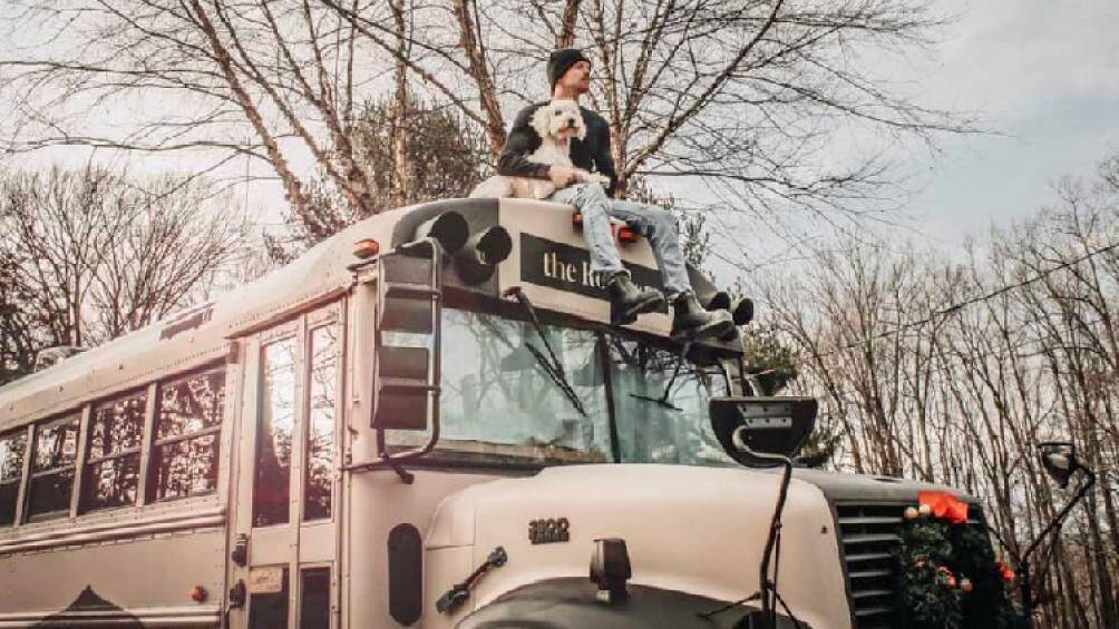 Caleb Brackney dành ra 6 tháng để tân trang ngoại thất, loại bỏ các ghế ngồi cũ, gia cố sàn và trần xe, lắp đặt các trang bị tiện ích bên trong xe