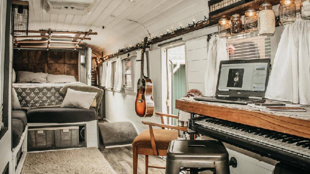 Không gian giữa xe được sử dụng làm nơi học tập, làm việc với một chiếc bàn gỗ cạnh cửa sổ. Đây cũng là nơi Brackney có thể chơi piano và giải trí