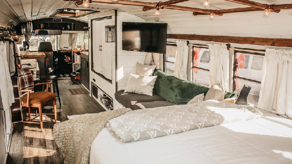 Hầu hết không gian bên trong của chiếc xe buýt được tận dụng làm nơi sinh hoạt với đầy đủ các tiện ích cần thiết của một căn nhà nhỏ