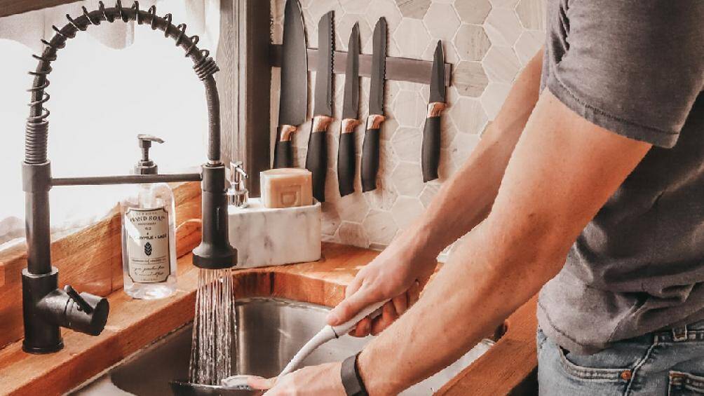 Bồn chứa nước sạch của căn nhà có dung tích 190 lít, đủ để Brackney sinh hoạt trong khoảng 2 tuần