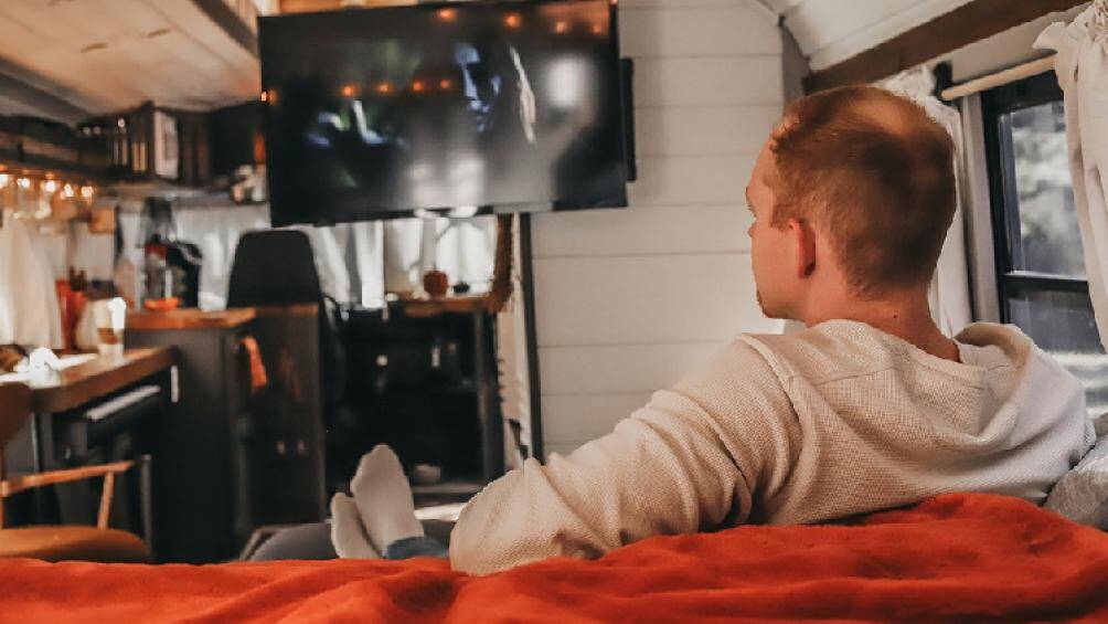 Chiếm nhiều diện tích nhất là nơi nghỉ ngơi với một chiếc giường đôi, đặt cạnh đó là ghế sofa và tivi