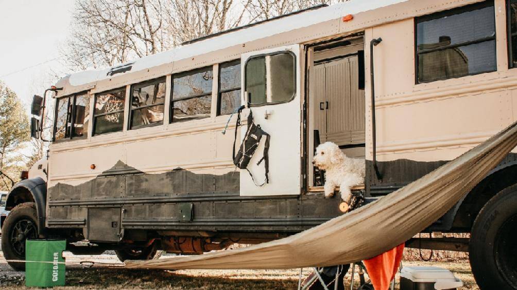 Cung cấp điện sinh hoạt cho căn nhà di động là hệ thống máy phát, pin năng lượng Mặt Trời và bình trữ điện