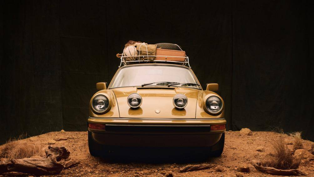 Về ngoại thất, xe tiếp tục được sơn màu Olive cổ điển của Porsche