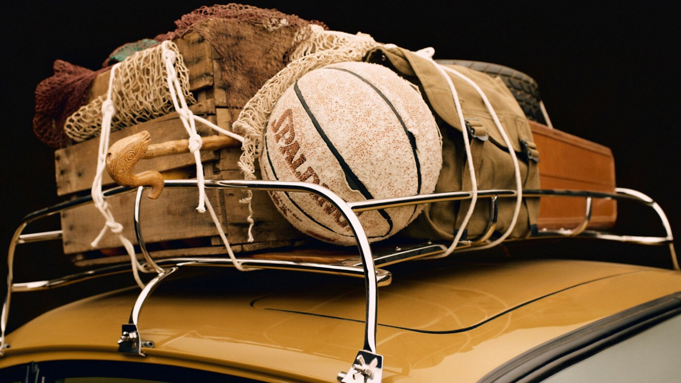 Chiếc xe còn được lựa chọn trang bị một số chi tiết đặc biệt như đèn chiếu sáng phụ trên nắp ca-pô, bộ mâm xe Fuchs đặc trưng và giá nóc