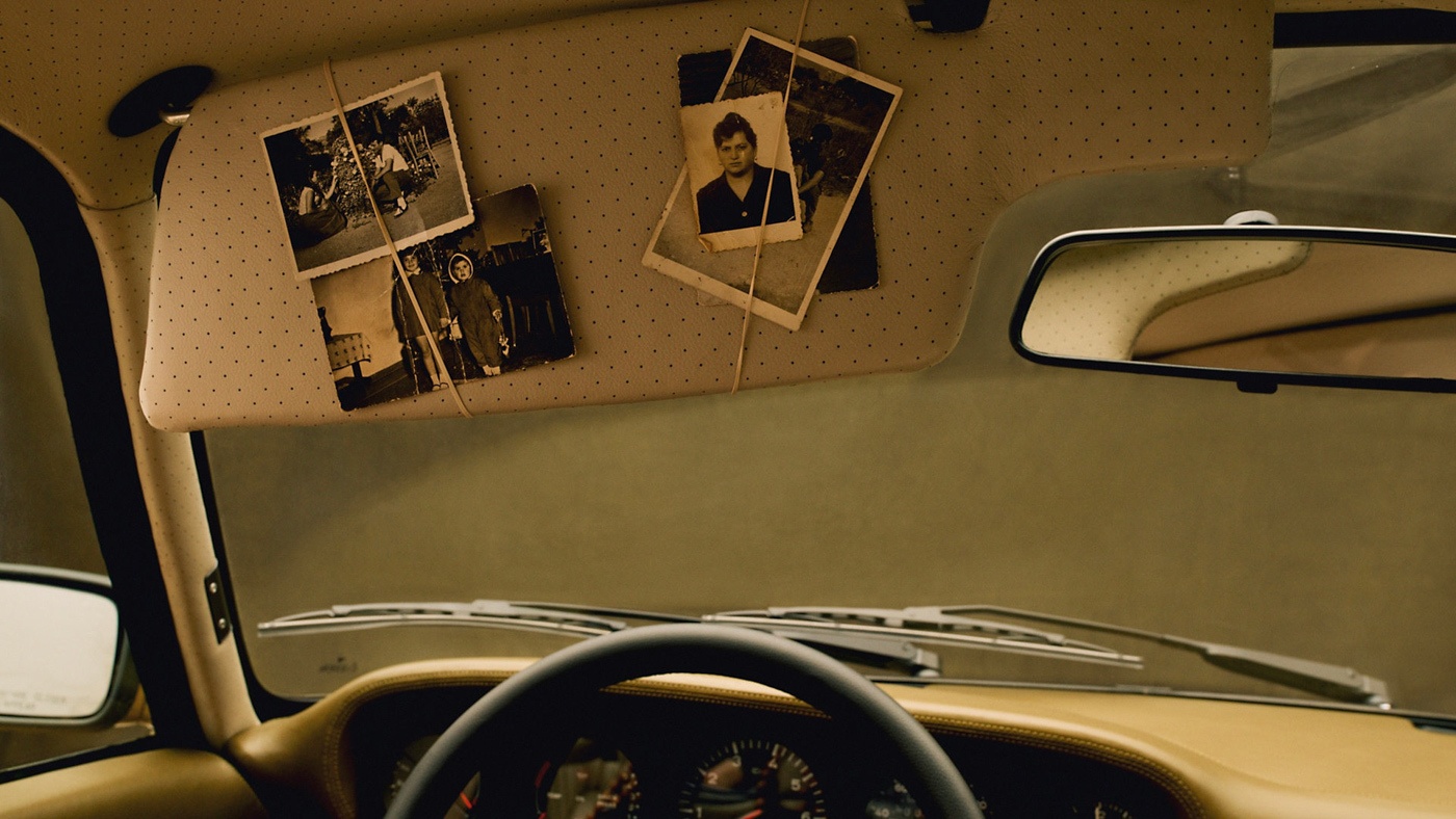 Tất cả các phần da bọc trang trí khoang nội thất và các họa tiết bọc đều được xử lý theo phương pháp thủ công với từng chi tiết được xử lý cẩn thận