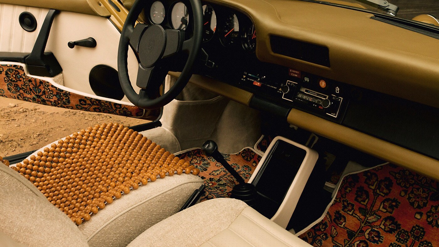 Xe được trang bị thảm sàn lấy cảm hứng từ chính loại thảm Ba Tư với họa tiết khác biệt