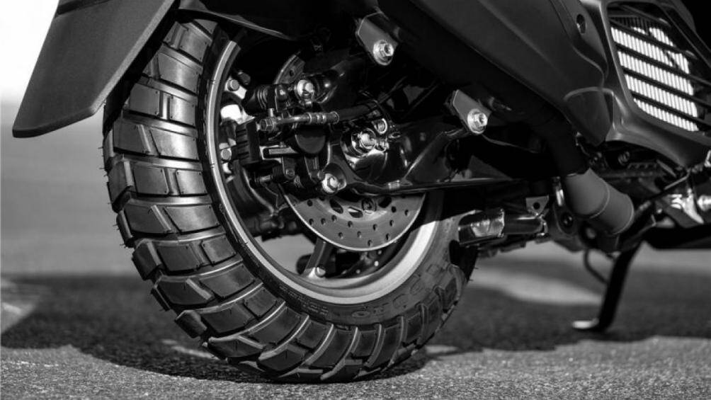 Lốp xe địa hình với gai lớn, đi cùng với hệ thống treo phía trước là phuộc lồng, trong khi phía sau được trang bị bộ giảm xóc đôi