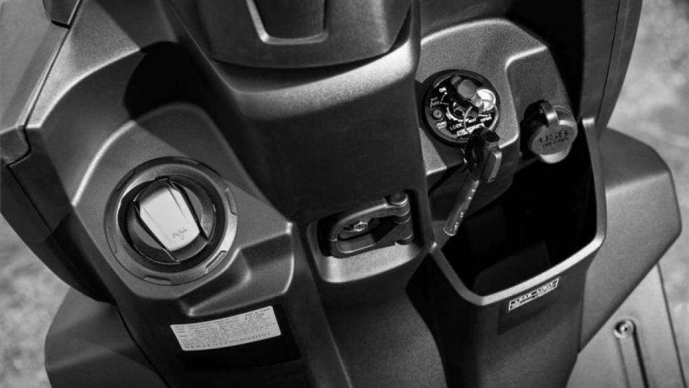 Ngoài khả năng nhạy bén trên đường đây còn là một chiếc xe linh hoạt nhờ cốp xe đủ rộng để chứa được một chiếc mũ bảo hiểm cả đầu (full-face), cổng sạc USB