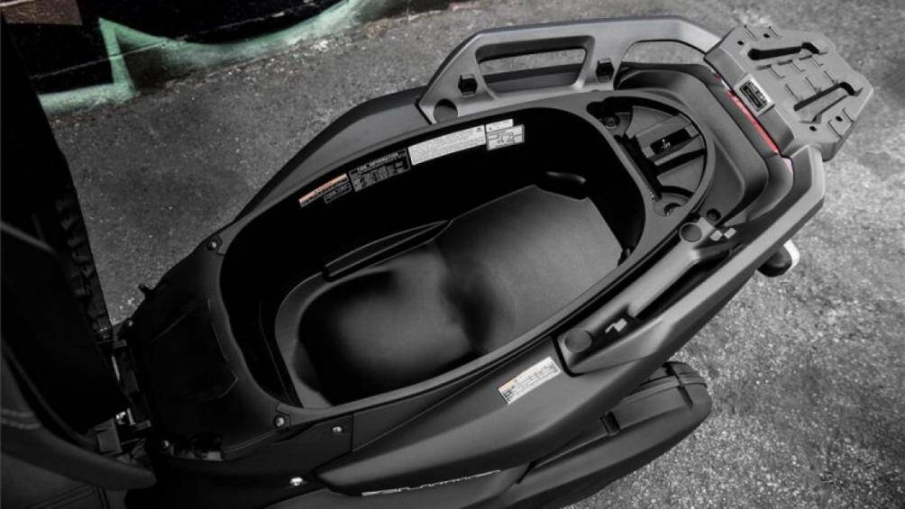 Phong cách adventure cũng được thể hiện trên tấm chắn bùn sắc nét và không gian bên trên đèn pha có thể được lắp đặt giá phụ kiện để chứa đồ