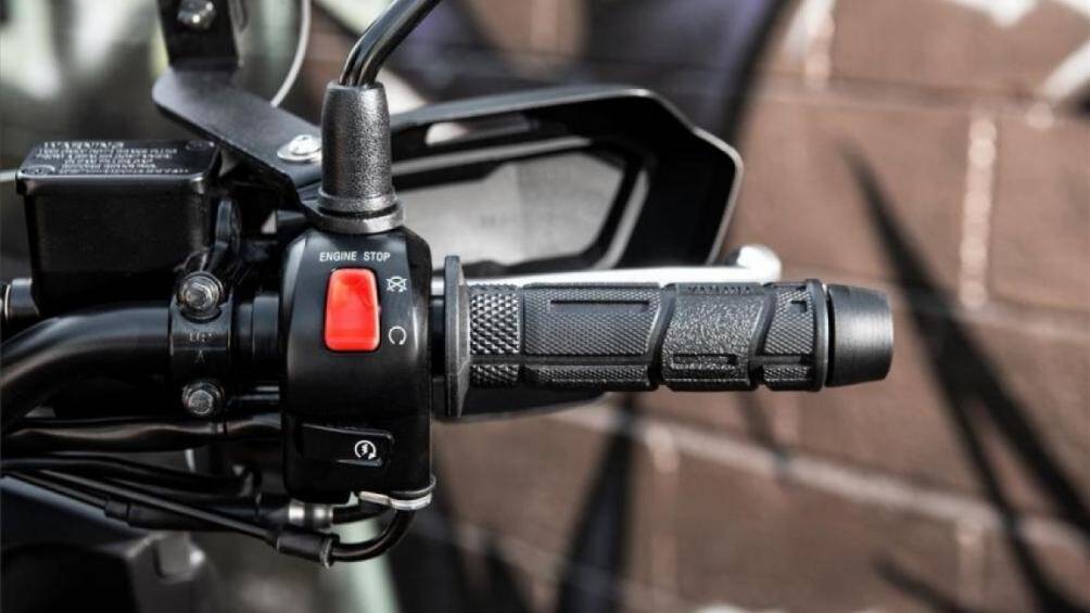 Bánh trước và sau cùng có kích thước 12 inch, sử dụng bộ lốp không săm có kích thước lần lượt là 120/70 và 130/70, phanh đĩa thủy lực đơn cho bánh sau