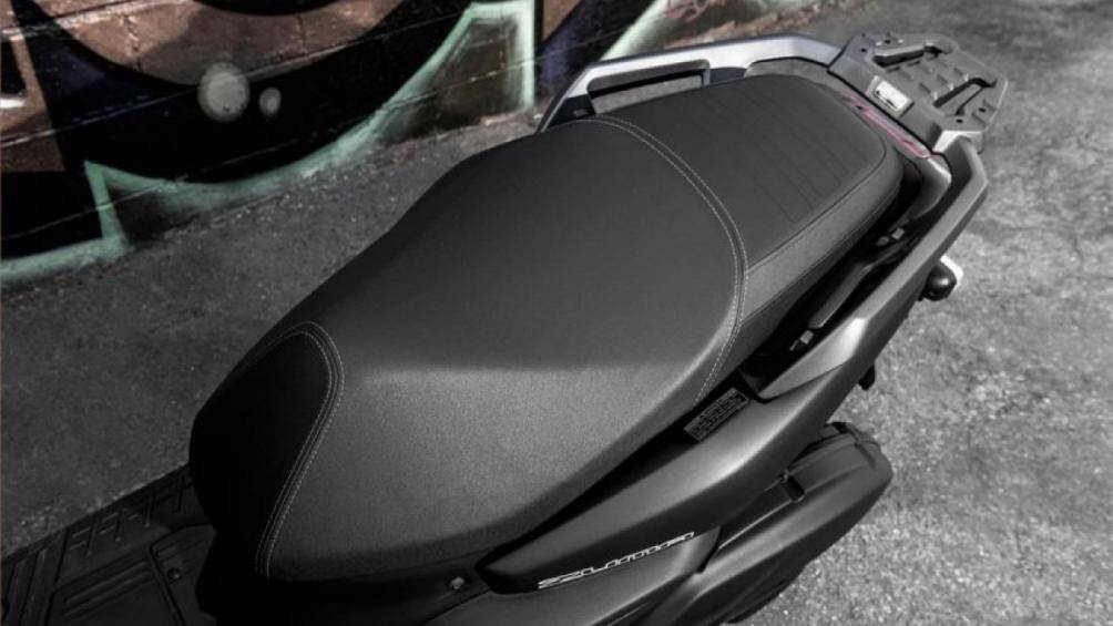 Tại thị trường Mỹ, chiếc Yamaha Zuma 125 có mức giá 3.699 USD (tương đương 85,3 triệu đồng) với 2 màu sơn – xanh và đen nhám