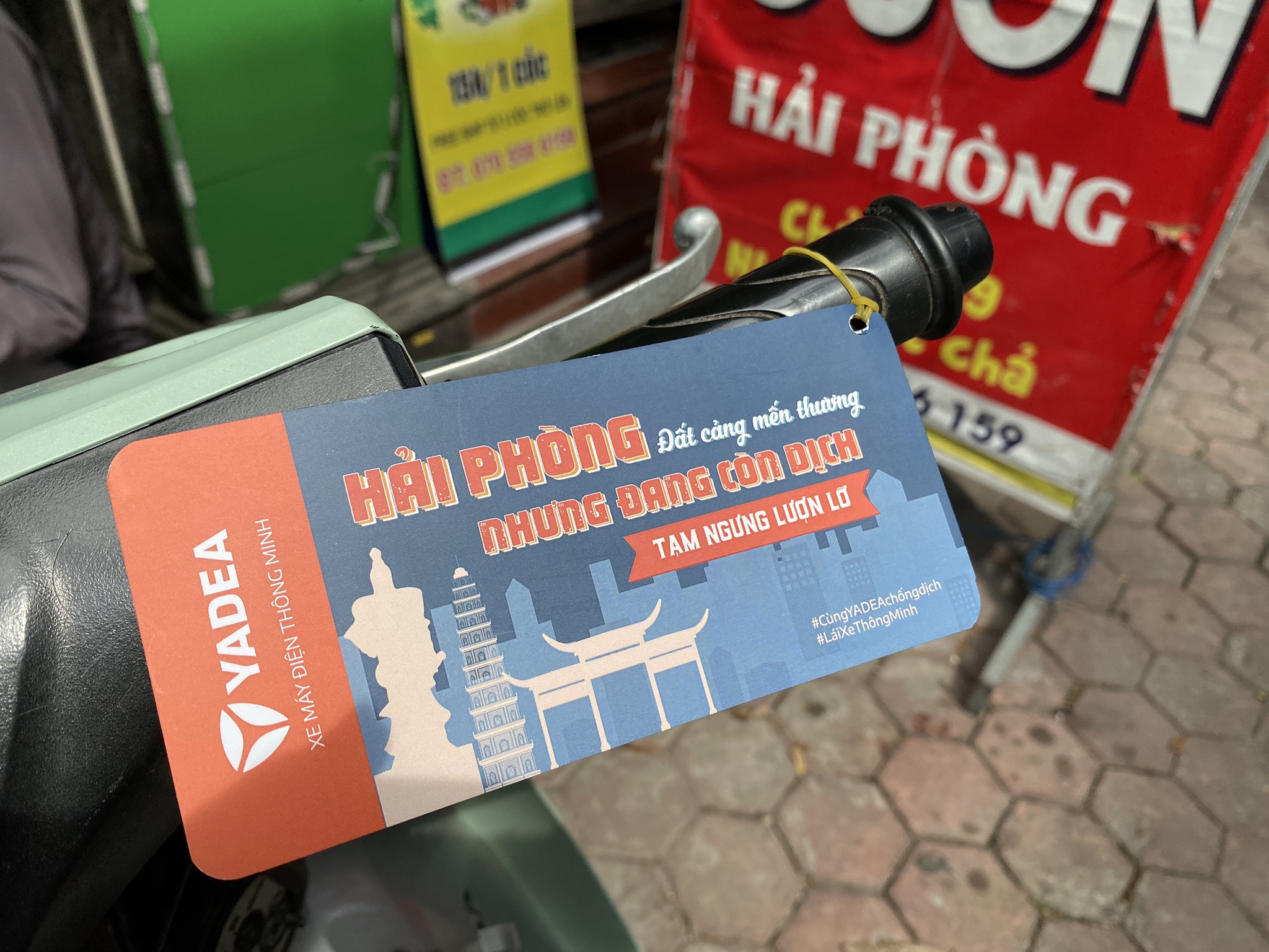Người dân thành phố Cảng thích thú với câu nói: “Hải Phòng đất Cảng mến thương - nhưng đang còn dịch, tạm ngưng hẹn hò”