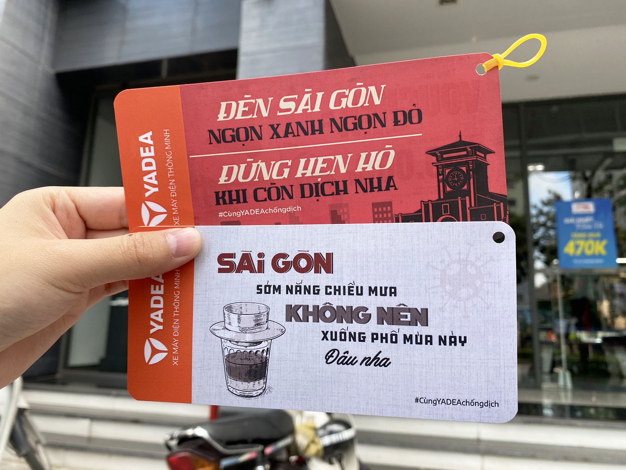 Hay ở TP. Hồ Chí Minh: “Đèn Sài Gòn ngọn xanh ngọn đỏ - Đừng hẹn hò khi còn dịch nha” và “Sài Gòn sớm nắng chiều mưa - Không nên xuống phố mùa này đâu nha”