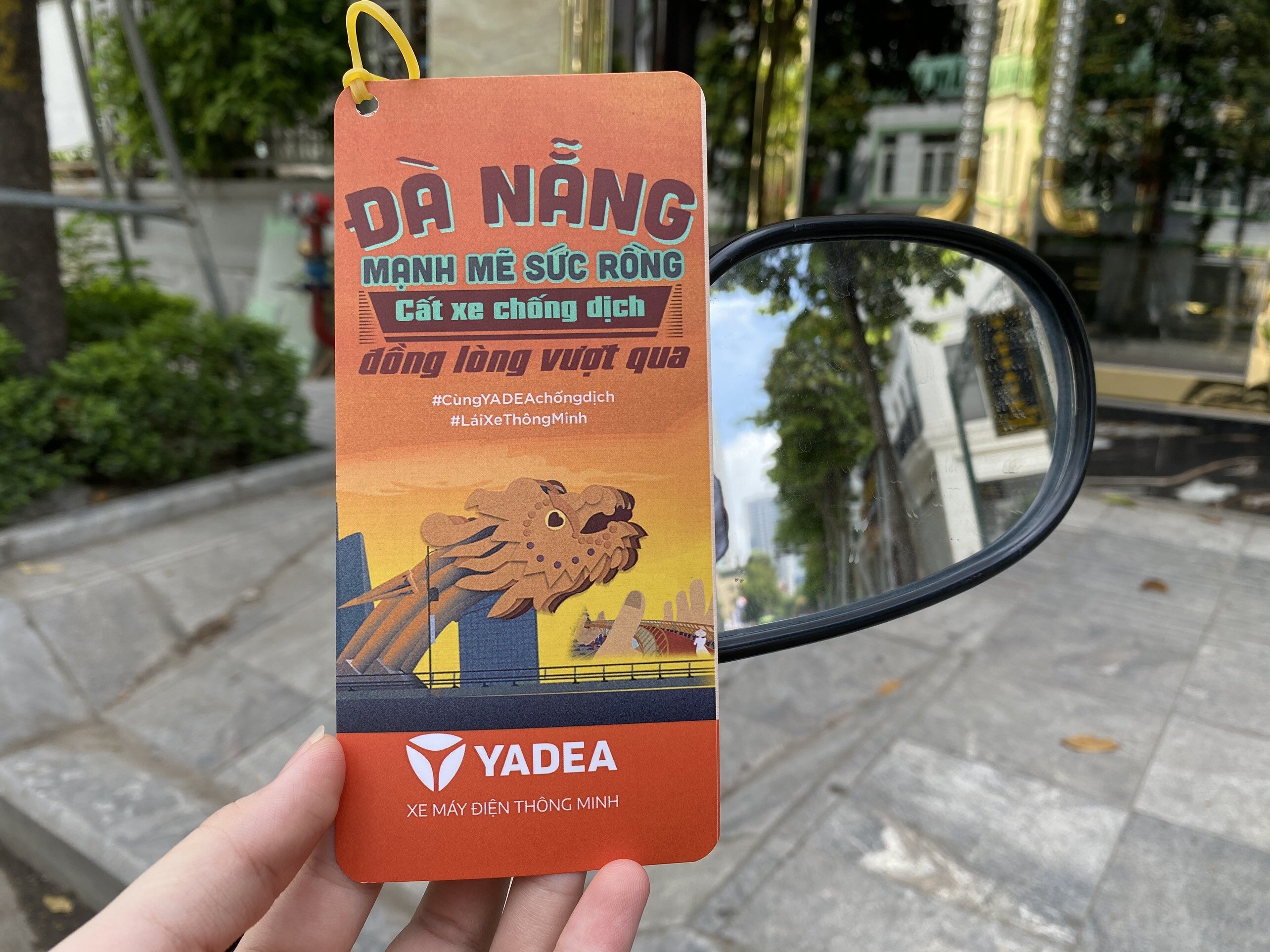 Có thể thấy, đây là một cách làm truyền thông đầy thú vị của hãng xe máy điện YADEA. Khai thác vào định kiến thông thường: xe máy là phải gắn với việc di chuyển nhưng hãng xe này lại khuyến khích mọi người cất xe, ở nhà để phù hợp với tình hình cả nước, nhằm nâng cao tinh thần và biện pháp phòng chống dịch bệnh.