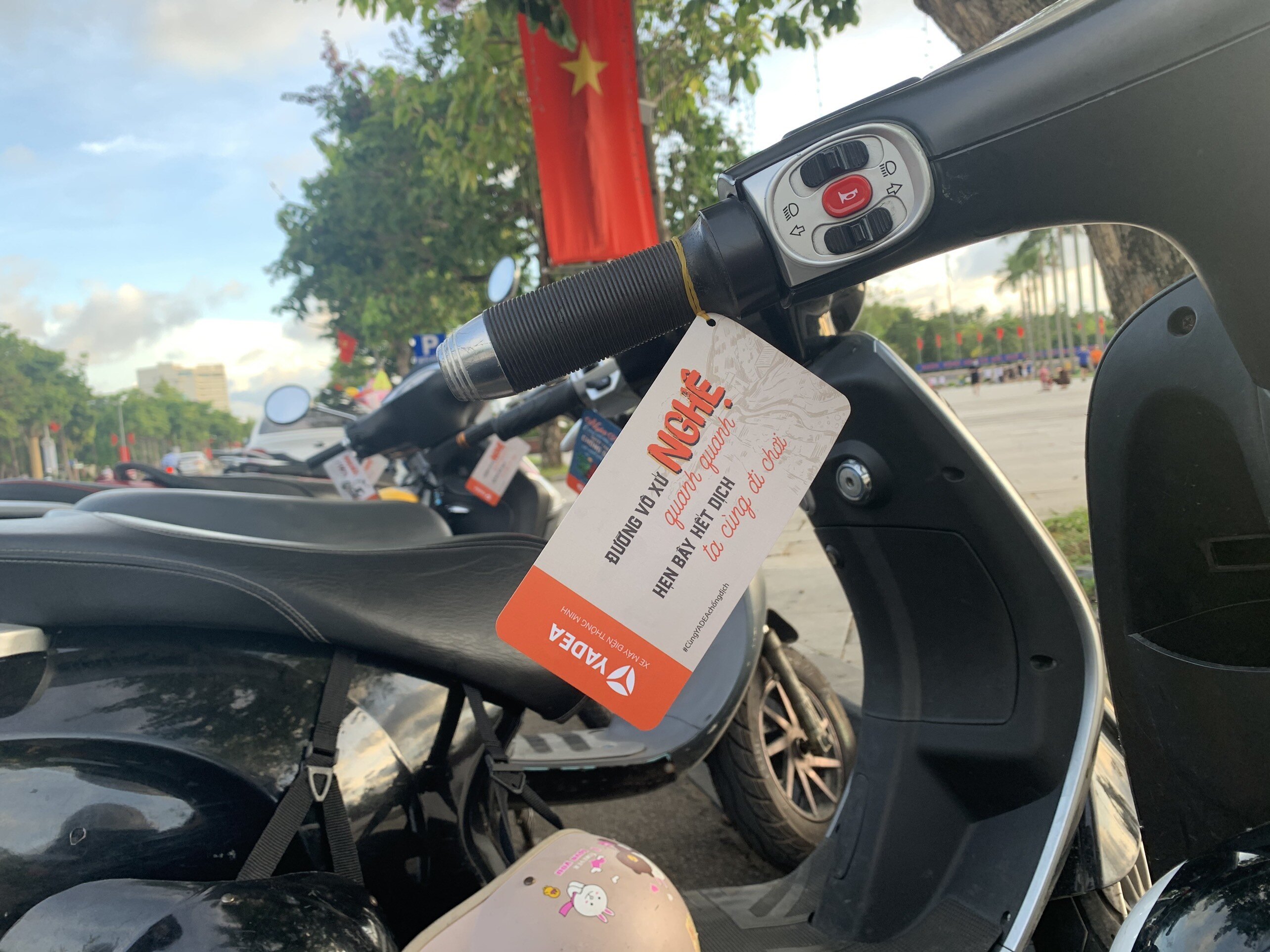Hãng xe máy điện đã biết cách “địa phương hóa” nội dung, đồng thời lồng ghép khéo léo thông điệp phòng dịch, để dễ dàng tiếp cận với người đọc. Các thông điệp phòng dịch được truyền tải trẻ trung và dễ nhớ, dễ áp dụng hơn.