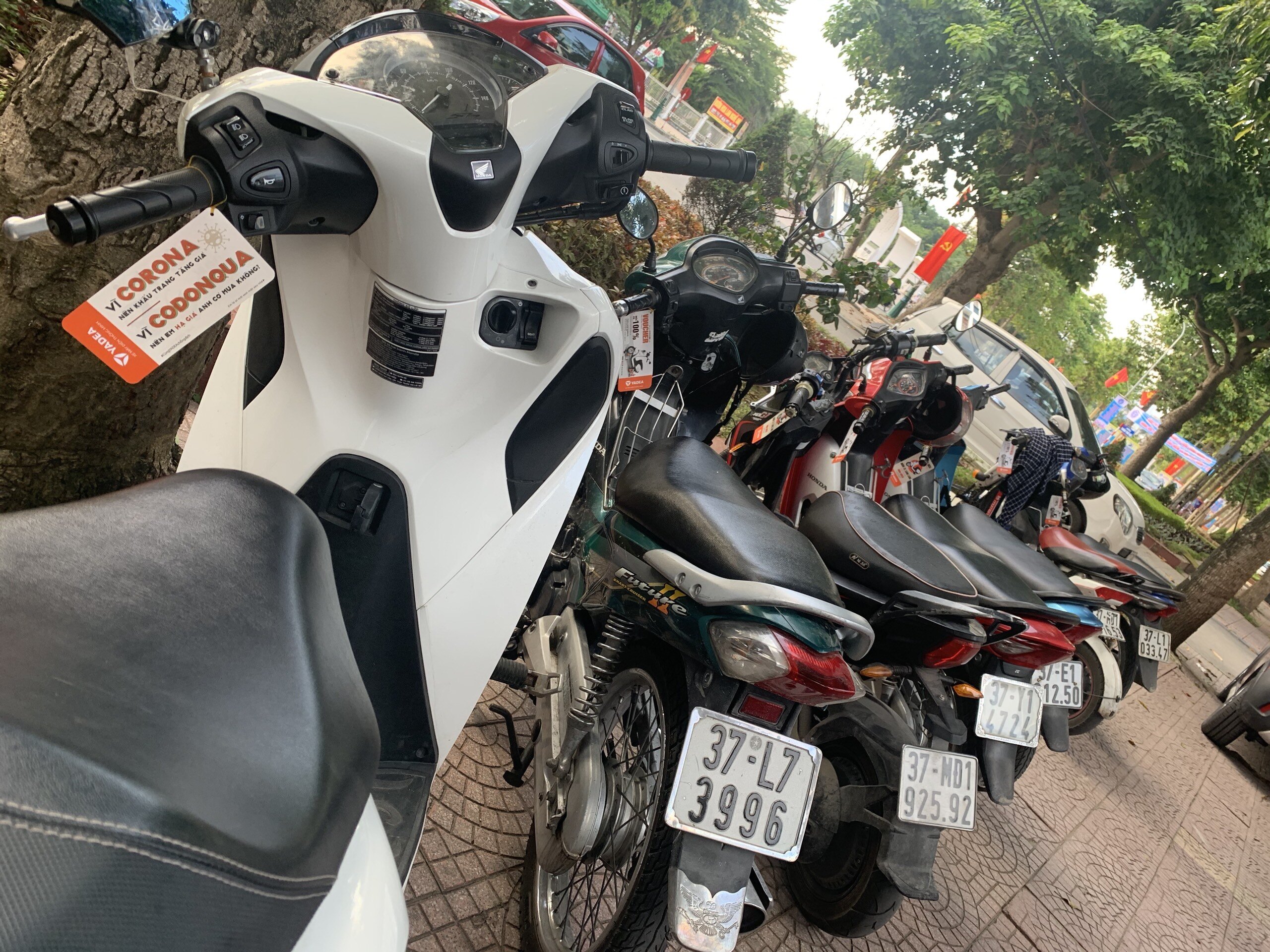 Mới đây, mạng xã hội xôn xao hình ảnh chia sẻ những tấm treo được đặt trên xe máy, xe máy điện một cách bất ngờ với thông điệp "Cất xe, hạn chế ra đường" để phòng chống dịch Covid-19.