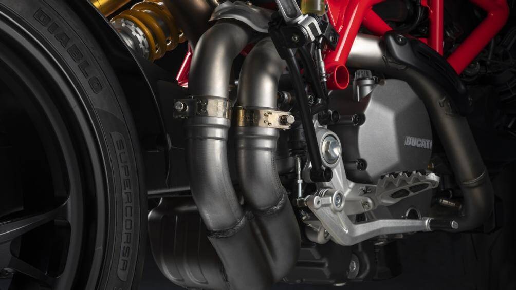 Cung cấp sức mạnh cho Hypermotard 950 2022 vẫn là động cơ L-Twin Testastretta 11° 937 cc, sản sinh công suất 114 mã lực