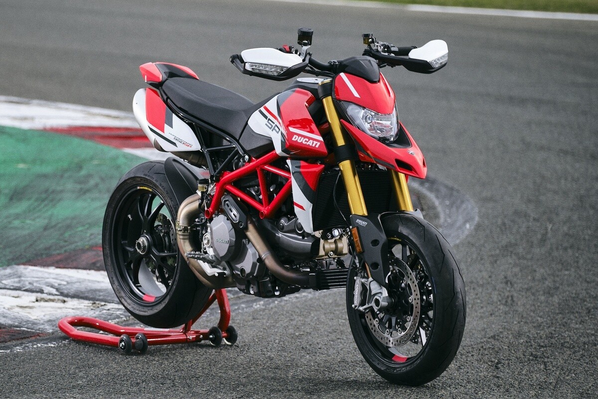 Ducati Hypermotard 950 phiên bản 2022 vừa ra mắt được thay đổi đôi chút ở động cơ, đi kèm với đó là bộ tem lấy cảm hứng từ xe đua MotoGP của Ducati