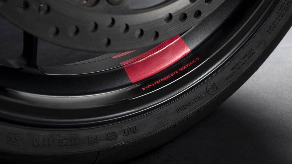 Xe trang bị hệ thống điều khiển lực kéo, ABS biến thiên theo cua, kiểm soát trượt bánh sau, kiểm soát chống bốc đầu