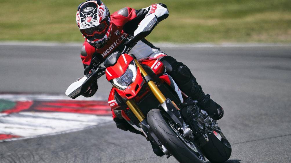 Ngoài ra, Hypermotard 950 SP 2022 được trang bị hệ thống treo Ohlins hành trình dài hơn, mâm Marchesini và hệ thống sang số nhanh 2 chiều Ducati DQS