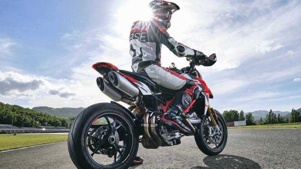 Sự thay đổi đến từ hộp số khi được trang bị vòng bi giảm ma sát, giúp dễ về số N hơn. Ngoài ra, lò xo cần số cũng đã được hãng xe Ý sửa đổi