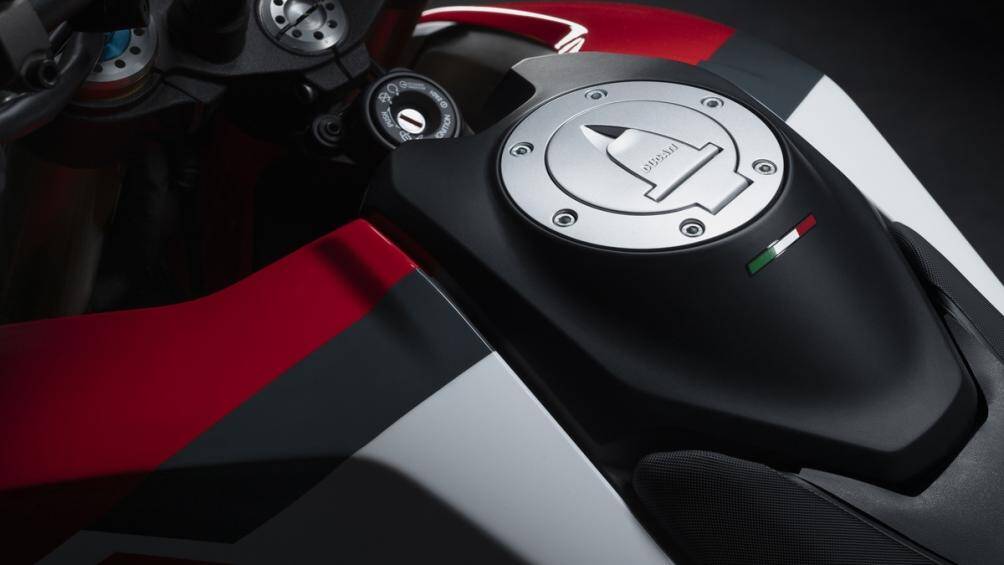 Hypermotard 950 được trang bị đồng hồ hiển thị màu TFT 4,3 inch, có thể kết nối với điện thoại để thực hiện chức năng nghe, gọi, nhắn tin...