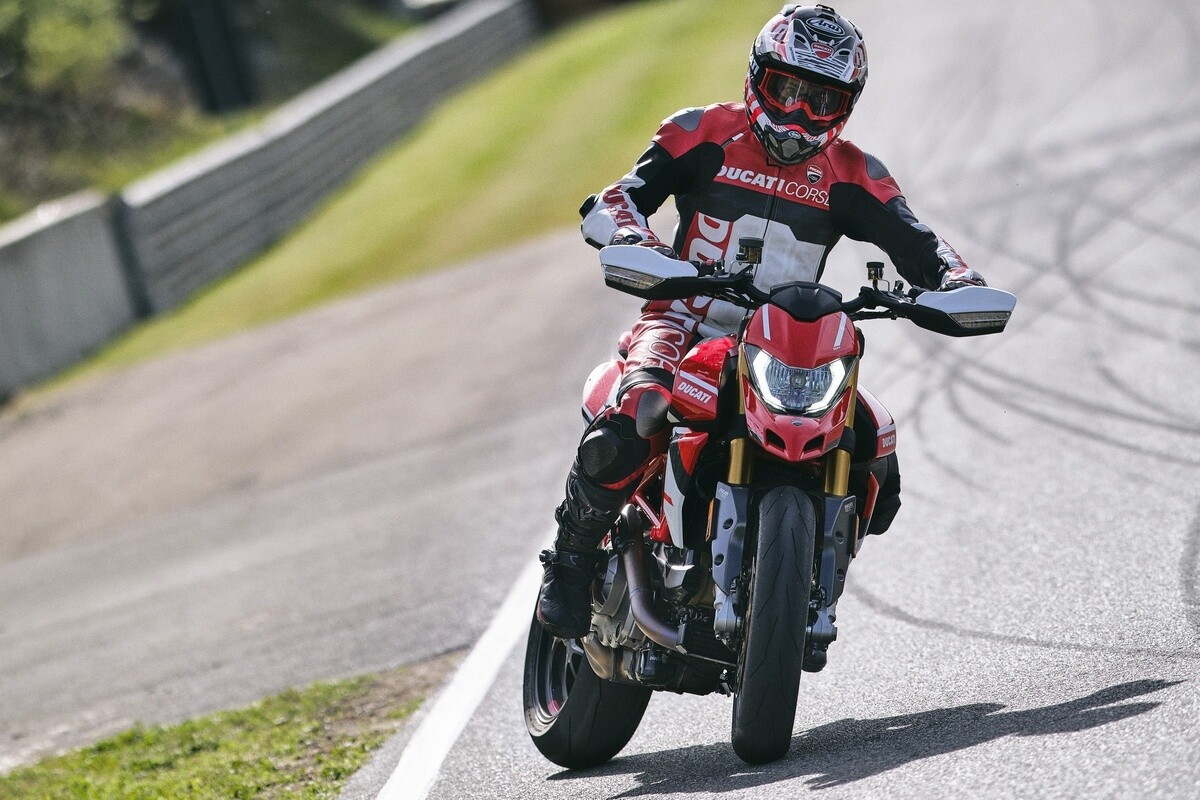 Ở phía trước, phần "mỏ vịt" đặc trưng của dòng xe này vẫn được giữ lại, phần đèn xe đã được thay đổi với đèn daylight bằng LED chạy ở 2 bên