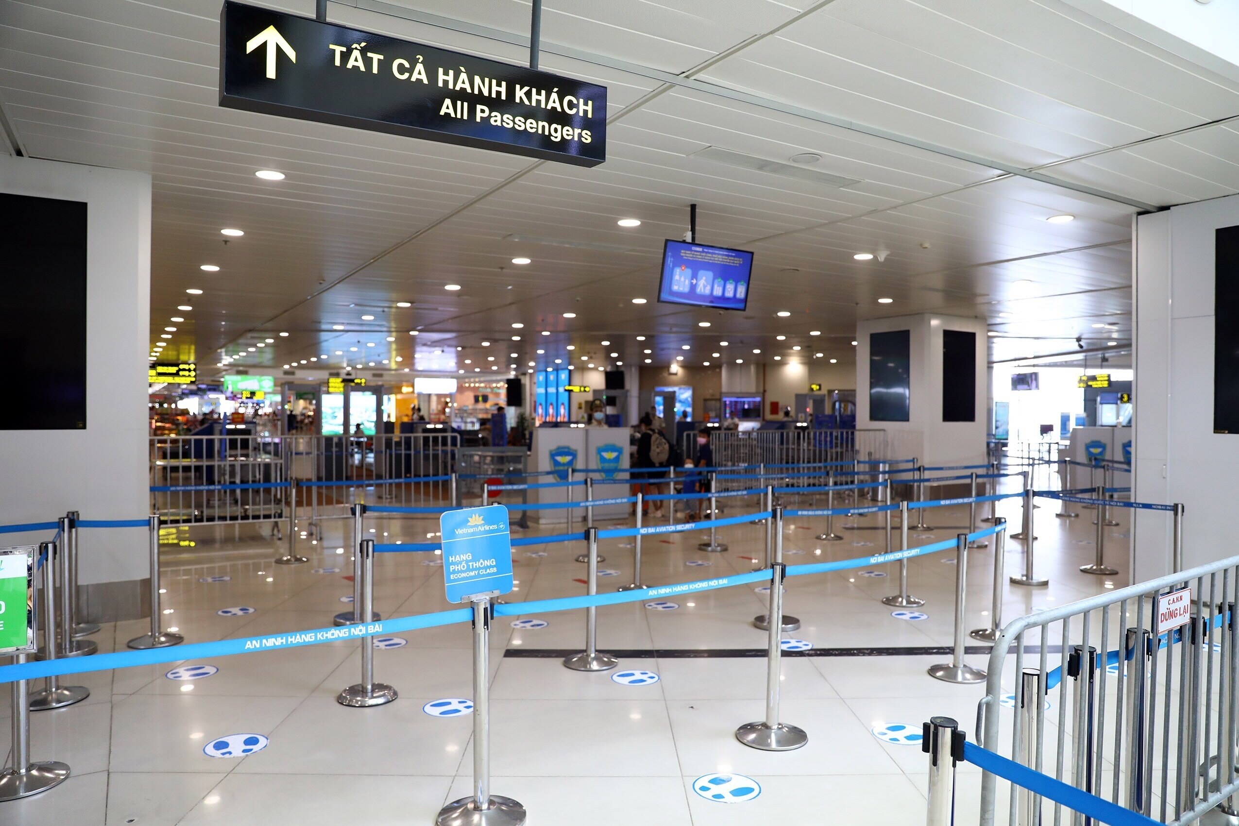 Những ngày qua, lượng khách qua Cảng HKQT Nội Bài đang ở mức thấp nhất tính từ đầu năm 2021 đến nay. Có những ngày sân bay này chỉ đón chưa đầy 70 lượt chuyến bay với khoảng 6 nghìn khách. Mặc dù vậy, trao đổi với Báo Giao thông, lãnh đạo Cảng này cho biết ngay cả lúc vắng khách nhất, Cảng vẫn luôn siết chặt công tác phòng dịch Covid-19. Trong ảnh là dấu chân decal giãn cách được bố trí tại các luồng di chuyển của hành khách