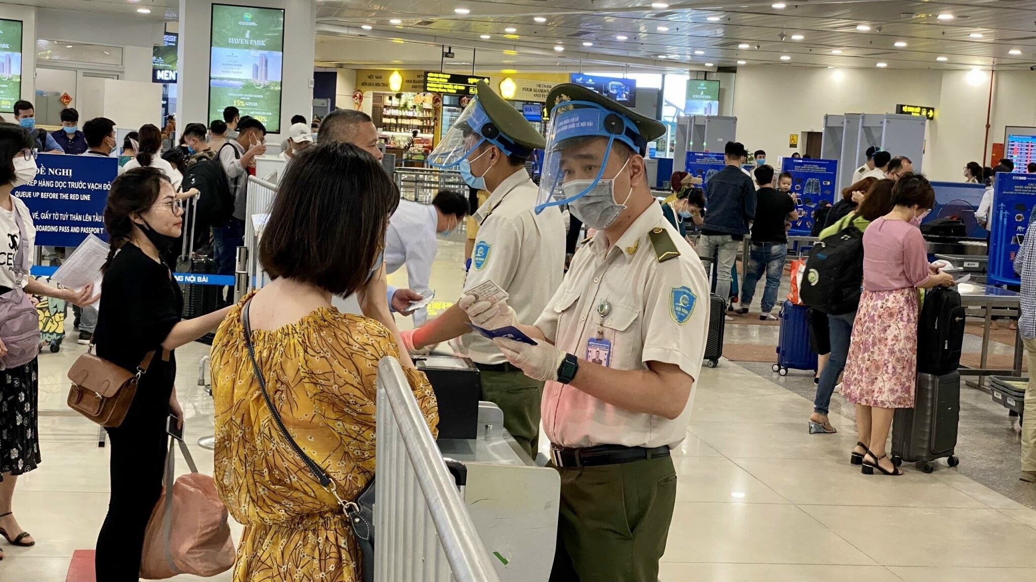 100% hành khách qua Cảng HKQT Nội Bài được yêu cầu đeo khẩu trang và chỉ được mở ra khi lực lượng chức năng làm thủ tục kiểm tra an ninh. Cứ 30 phút một lần, qua hệ thống phát thanh tại nhà ga, Cảng lặp lại bản tin nhắc nhở hành khách. Thêm vào đó, lực lượng An ninh cơ động, An ninh trật tự nhà ga thường xuyên giám sát, kiểm tra và nhắc nhở hành khách tại các khu vực của nhà ga. Lực lượng An ninh hàng không Nội Bài được trang bị đầy đủ găng tay, khẩu trang, tấm chắn giọt bắn trong khi tiếp xúc với hành khách.