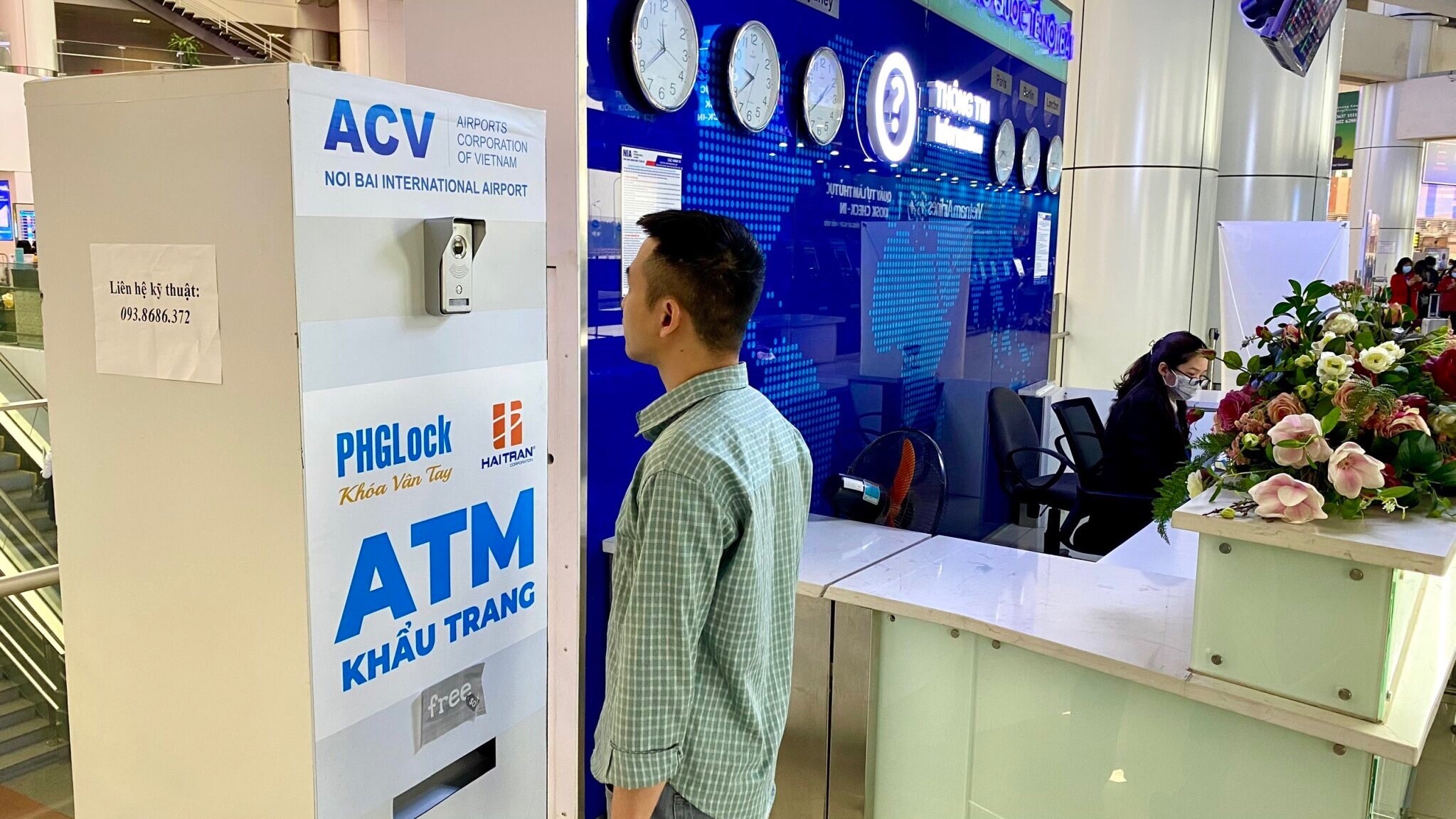 Cảng HKQT Nội Bài cũng bố trí 1 cây ATM khẩu trang ngay tại quầy thông tin để hành khách nếu cần khẩu trang có thể sử dụng miễn phí.
