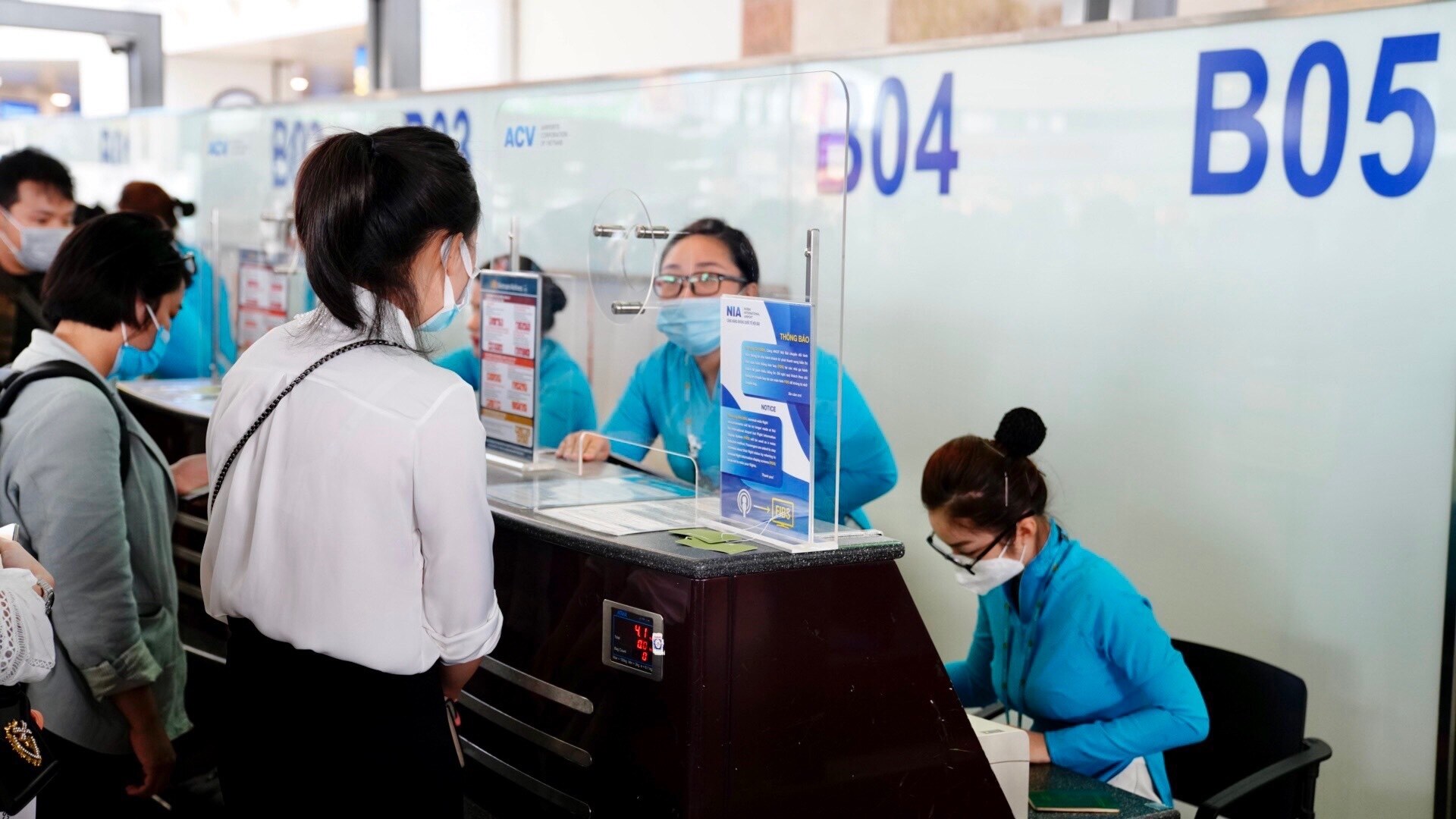 Tấm chắn giọt bắn tại quầy check-in giúp giao tiếp an toàn hơn trong mùa dịch. 
Cảng cũng đặt nước rửa tay sát khuẩn tại các khu vực soi chiếu an ninh/lối đi nội bộ và tất cả các vị trí theo các luồng hành khách đi/đến nhà ga. Dung dịch sát khuẩn tay axit HIPOCLORƠ sản xuất từ máy OSG Nhật Bản là do Công ty TNHH TM&DV BPS Việt Nam tài trợ miễn phí cho Cảng sử dụng trong công tác phòng chống dịch bệnh Covid-19. Đây là dung dịch nước rửa tay sát khuẩn có tính chất không màu, không mùi, an toàn, thân thiện với môi trường và đã được kiểm định bởi: Viện truyền nhiễm Quốc gia Nhật Bản; Viện Pasteur TP.HCM - Bộ Y Tế và Trung tâm Quatest 3 - Tổng cục đo lường Việt Nam. Dung dịch axit Hipoclorơ rất hiệu quả trong việc vô hiệu hóa vi rút, có hiệu quả kháng khuẩn vượt trội và đảm bảo đủ tiêu chuẩn sát khuẩn phòng chống dịch Covid19.