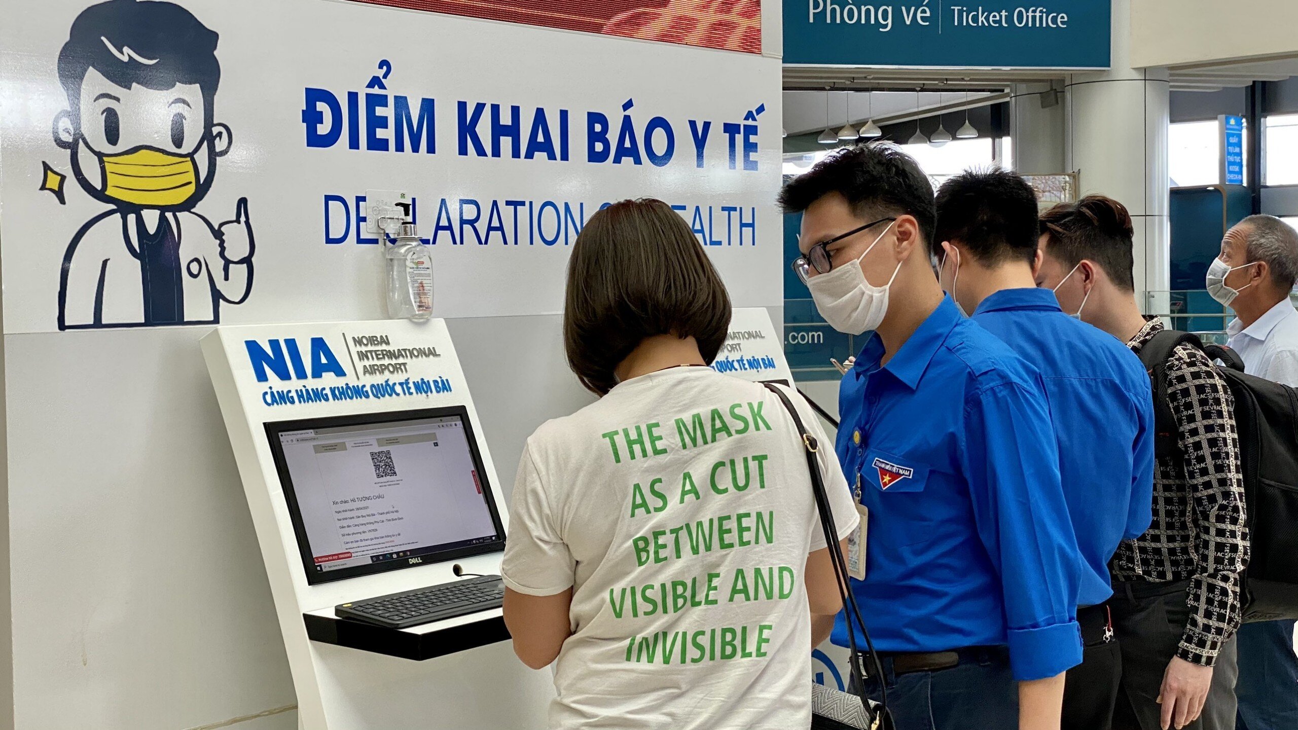 : Tại các Nhà ga hành khách, tại tất cả các khu vực trụ sở, tòa nhà làm việc của các đơn vị trực thuộc Cảng đều đã đăng ký điểm kiểm soát dịch theo hướng dẫn của Bộ Y tế và niêm yết tại nhiều vị trí ra vào trụ sở cơ quan. Tất cả hành khách đến giao dịch, liên hệ công tác và toàn thể CBCNV của Cảng tuân thủ nghiêm việc khai báo y tế bằng cách quét mã QR Code.