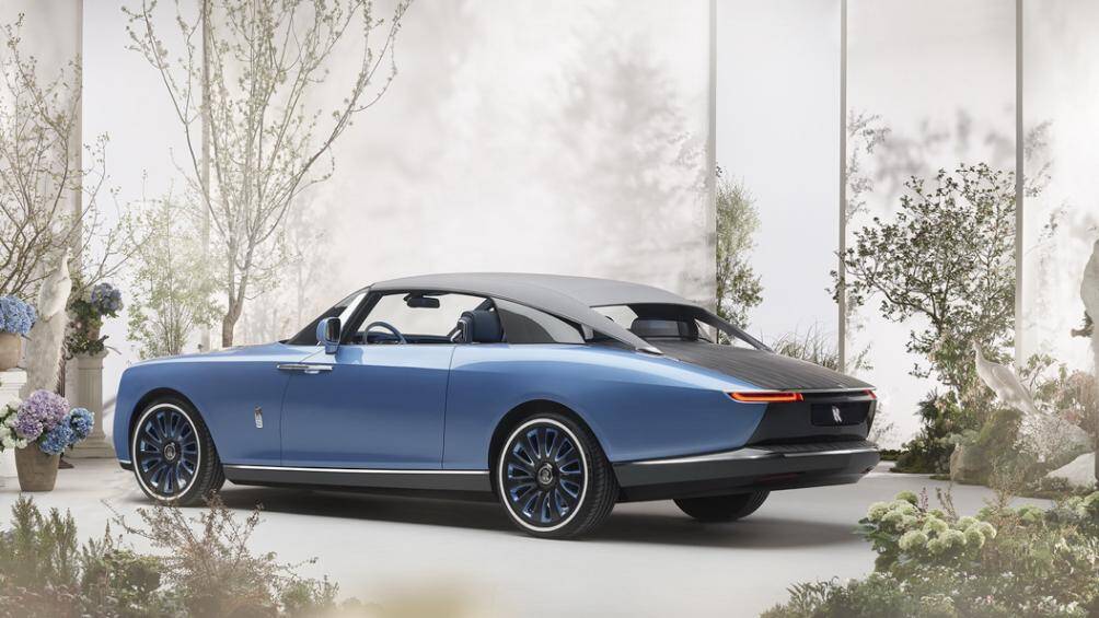 Gam màu xam đậm kéo dài tới phần đuôi xe, kết hợp ăn ý với chất liệu gỗ ốp tối màu cao cấp đem lại một diện mạo trang nhã