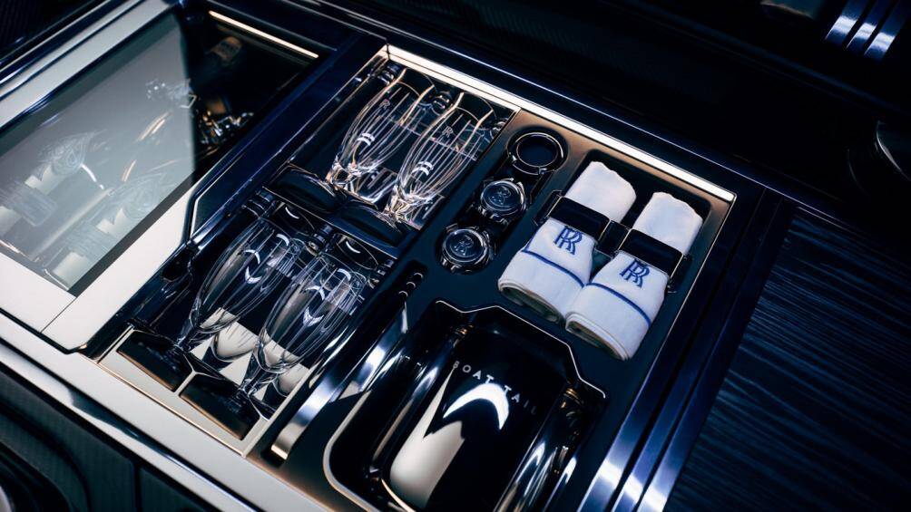 Phần nắp này chính là hai cánh cửa nó có thể mở ngược về phía trục ở giữa chứa một số vật dụng như bộ ly, bát đĩa cũng như rượu