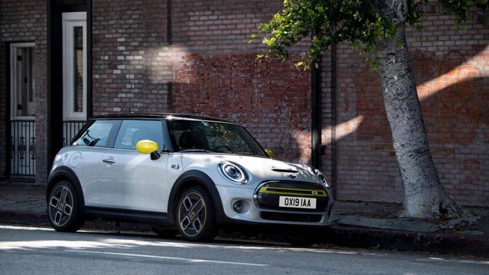 1. Mini Cooper SE Electric Hardtop 2021 (giá khởi điểm: 29.900 USD)