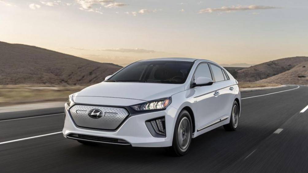 4. Hyundai Ioniq Electric 2021 (giá khởi điểm: 33.245 USD)
