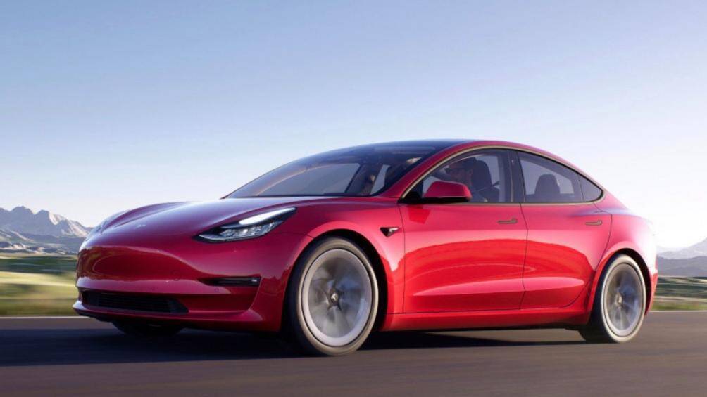 7. Tesla Model 3 2021 (giá khởi điểm: 38.990 USD)