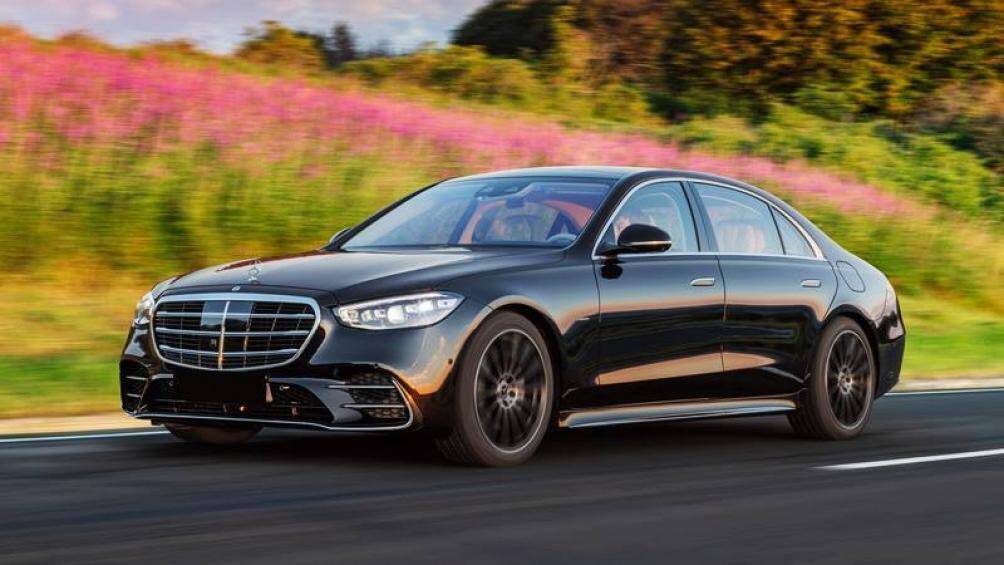 5. Mercedes-Benz S-Class: Mẫu Mercedes này đắt hơn 16.198 USD so với năm 2020, đạt mức trung bình 74.326 USD, tăng 27,9%