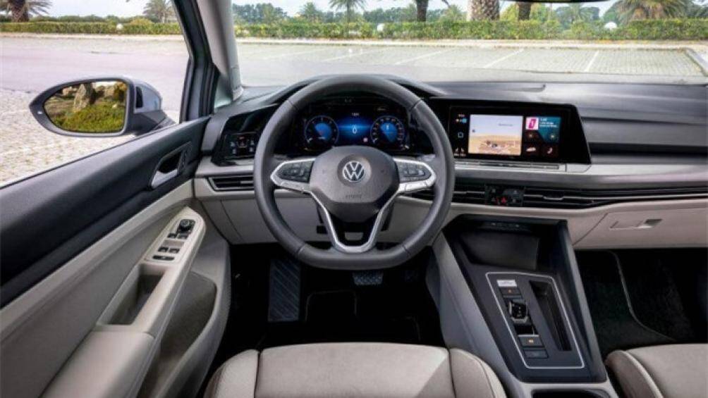 Một số tiện ích khác gồm ánh sáng nội thất theo tâm trạng với 30 màu sắc và lựa chọn chế độ lái tự động