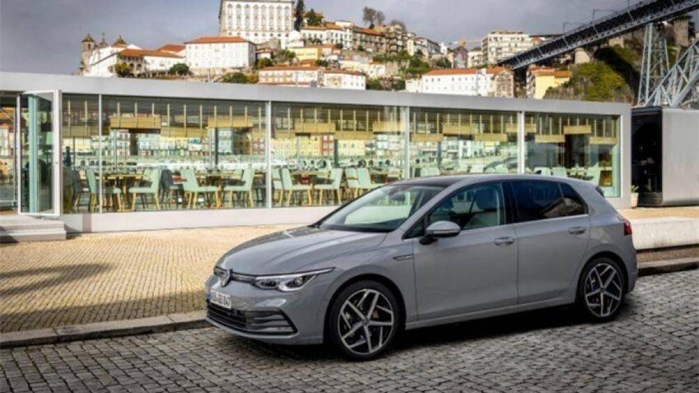 Volkswagen vừa ra mắt mẫu xe Golf Mk8 tại Singapore với 3 biến thể mới cùng nhiều trang bị hiện đại. Xe có giá bán từ 2,18 tỷ đồng