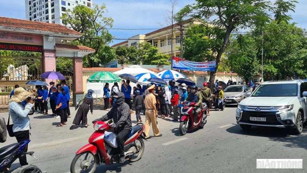 Trời nóng đứng phát nước mệt nhưng lực lượng thanh niên tình nguyện dường như quên hết mệt mỏi vì có thể tiếp sức giúp thí sinh hoàn thành kỳ thi.