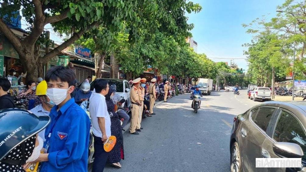Ở mỗi điểm thi đều có nhiều vị trí hỗ trợ, tiếp sức cho sĩ tử. Khu thì phát quạt cầm tay, khu phát nước, điểm nhận gửi đồ, trông xe...