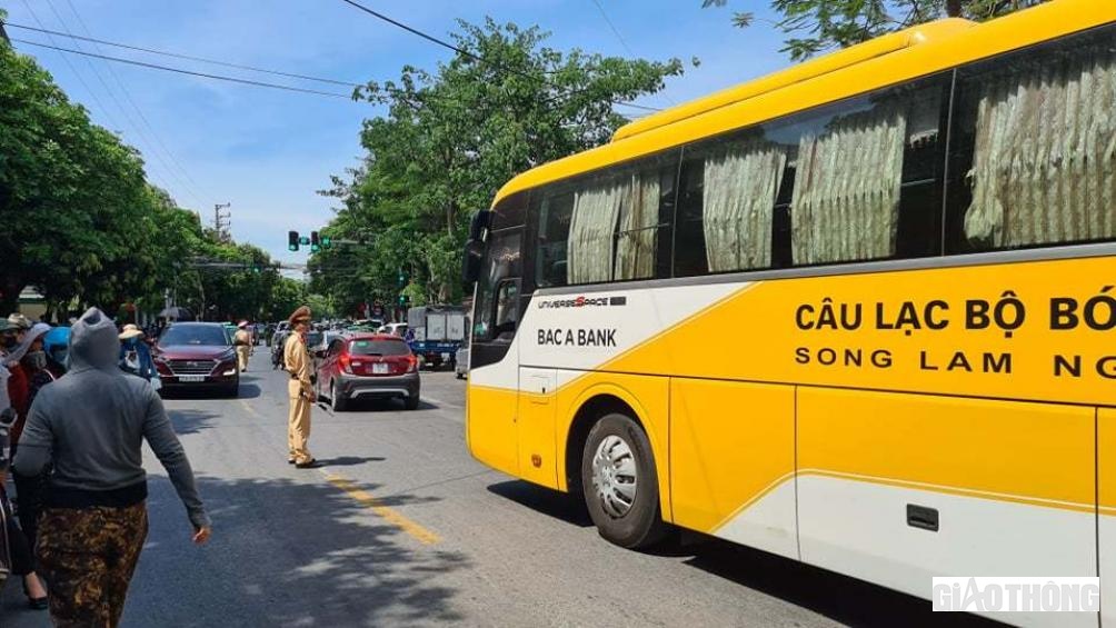 Các lực lượng làm nhiệm vụ căng mình dưới nắng đảm bảo an toàn cho kỳ thi.