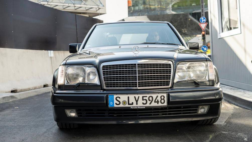 Mercedes 500 E chính là sự kết hợp giữa yếu tố thoải mái của một chiếc xe du lịch và hiệu suất ấn tượng của một chiếc xe thể thao