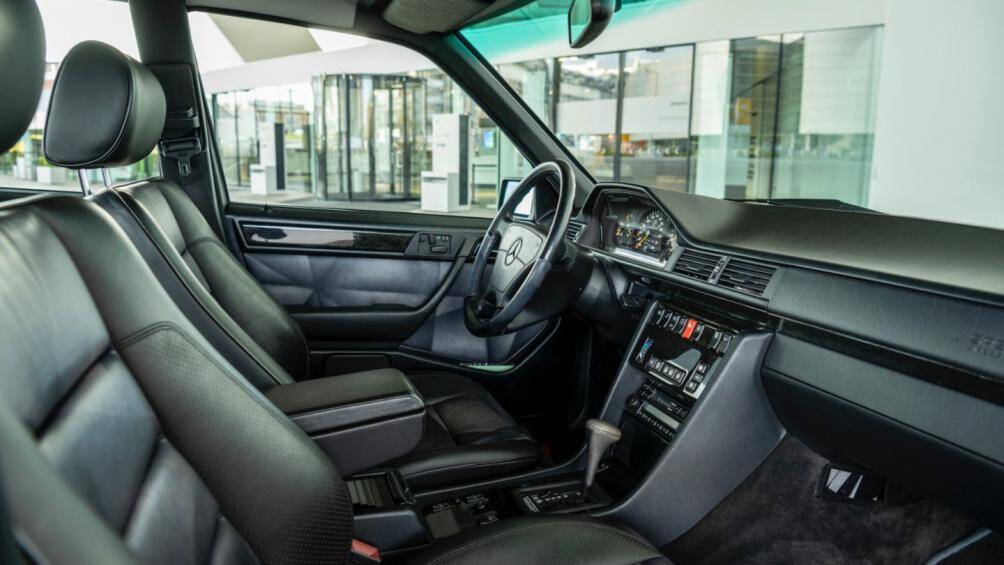 Nội thất của xe được kết hợp với các chất liệu như da, gỗ, trang trí cửa nhiều màu sắc, ghế thể thao điều chỉnh điện và hệ thống đài radio cassette