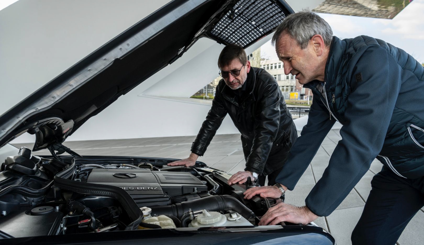 Bên cạnh đó, Mercedes đã thuê Porsche tái thiết kế khoang động cơ để có thể đặt vừa động cơ V8 từ 500 SL